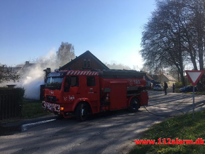 Brand i Villa. Kærbøllingvej ved Bredsten. 15/04-2019. Kl. 16:30.