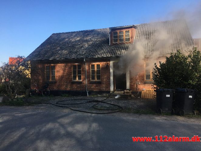 Brand i Villa. Kærbøllingvej ved Bredsten. 15/04-2019. Kl. 16:30.