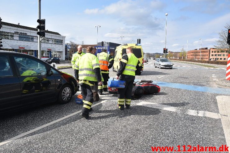 Motorcyklist nåede ikke at bremse. Damhaven i Vejle. 14/04-2019. Kl. 11:16.