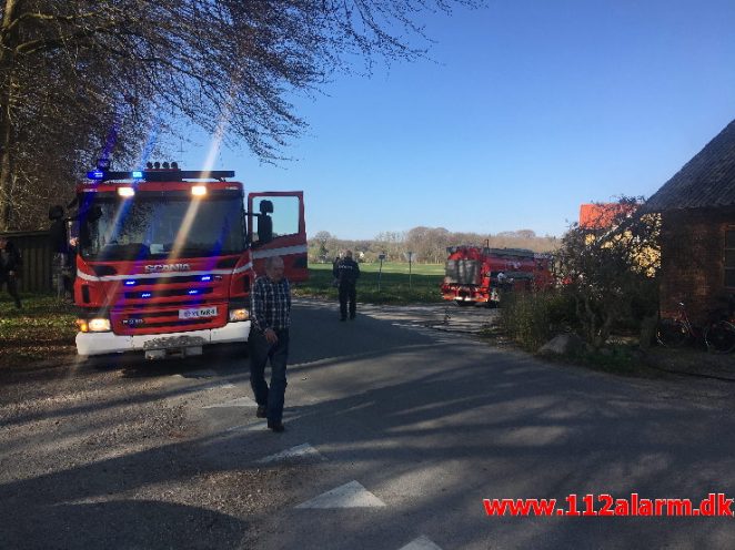 Brand i Villa. Kærbøllingvej ved Bredsten. 15/04-2019. Kl. 16:30.