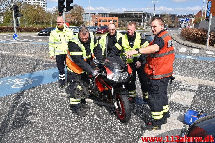 Motorcyklist nåede ikke at bremse. Damhaven i Vejle. 14/04-2019. Kl. 11:16.