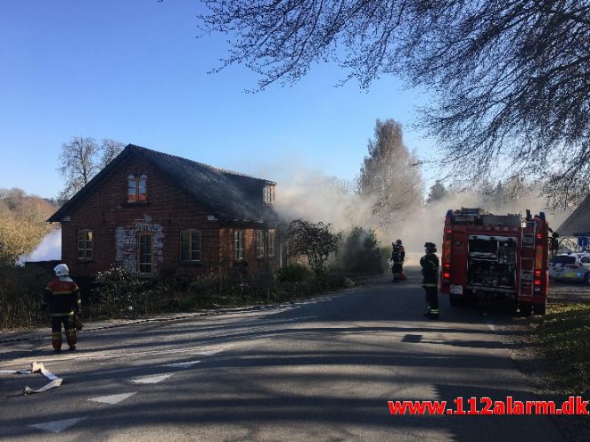 Brand i Villa. Kærbøllingvej ved Bredsten. 15/04-2019. Kl. 16:30.