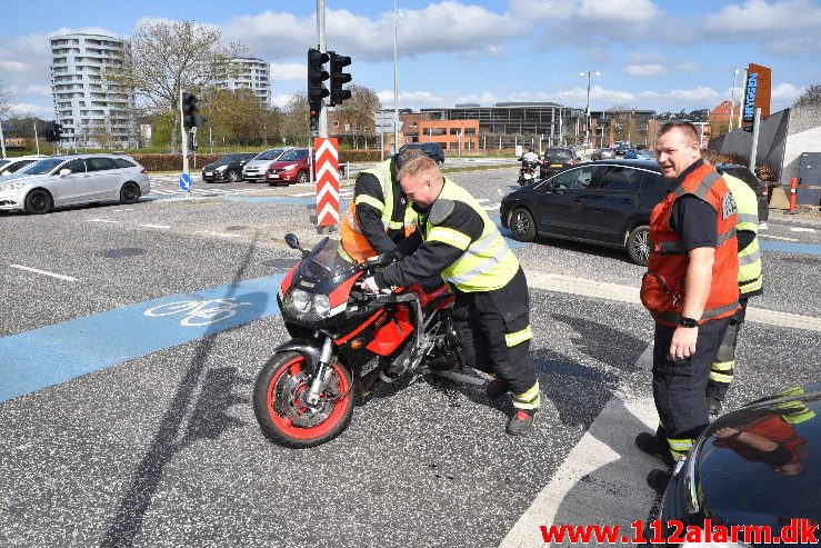 Motorcyklist nåede ikke at bremse. Damhaven i Vejle. 14/04-2019. Kl. 11:16.