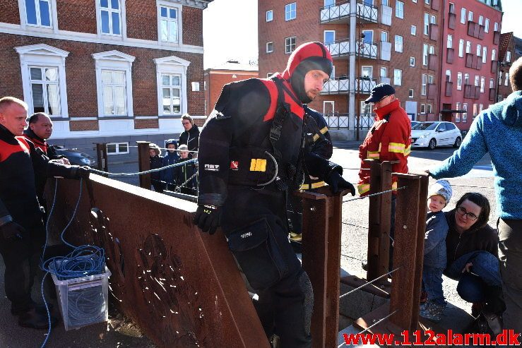 Øvelse i Åen. Dæmningen i Vejle. 16/04-2019. Kl. 9:30.