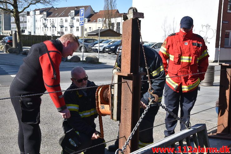 Øvelse i Åen. Dæmningen i Vejle. 16/04-2019. Kl. 9:30.