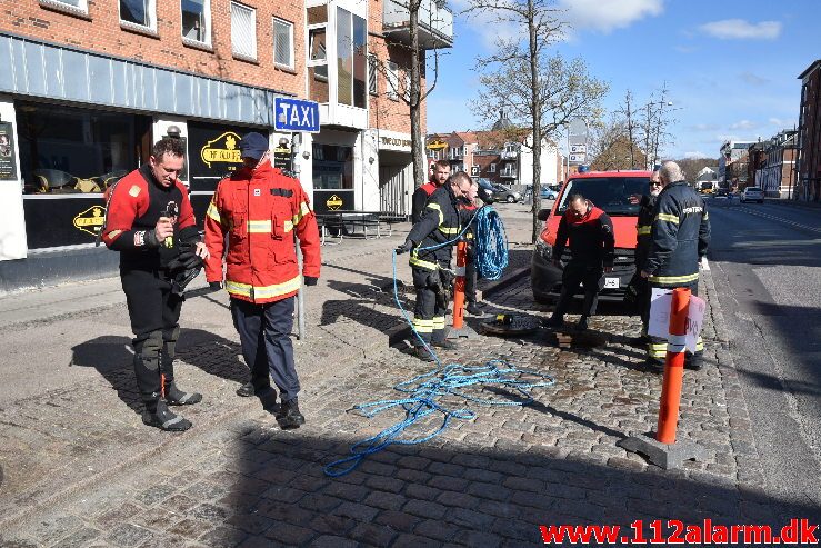 Øvelse i Åen. Dæmningen i Vejle. 16/04-2019. Kl. 9:30.