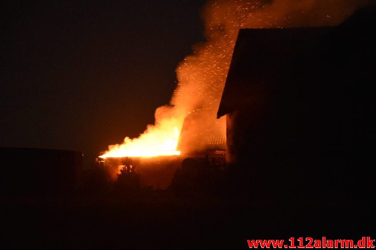 Gårdbrand. Fløjsteupvej i Fløjstrup. 16/04-2019. Kl. 22:46.