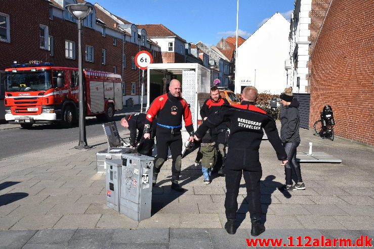 Øvelse i Åen. Dæmningen i Vejle. 16/04-2019. Kl. 9:30.