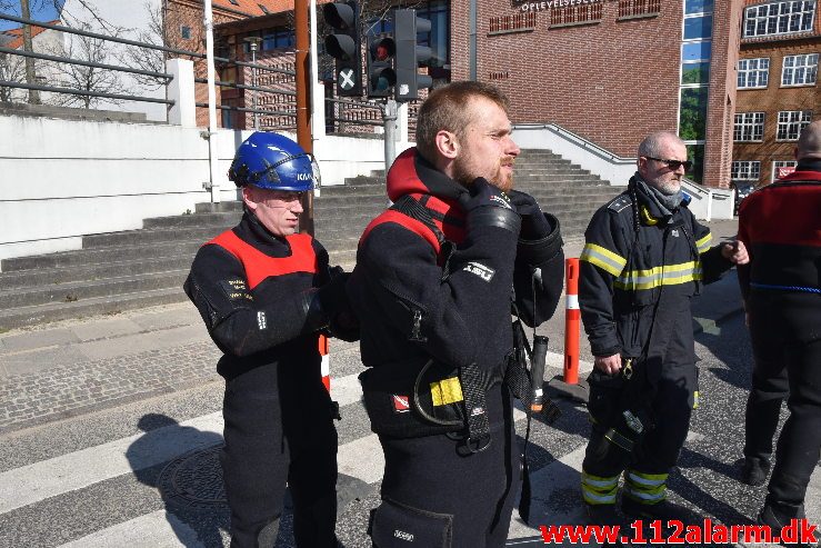 Øvelse i Åen. Dæmningen i Vejle. 16/04-2019. Kl. 9:30.