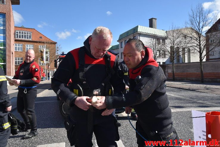 Øvelse i Åen. Dæmningen i Vejle. 16/04-2019. Kl. 9:30.