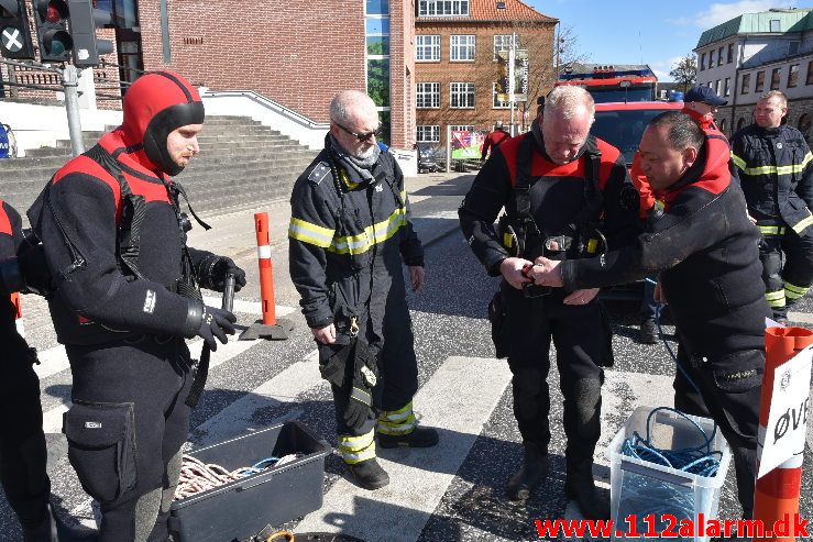 Øvelse i Åen. Dæmningen i Vejle. 16/04-2019. Kl. 9:30.