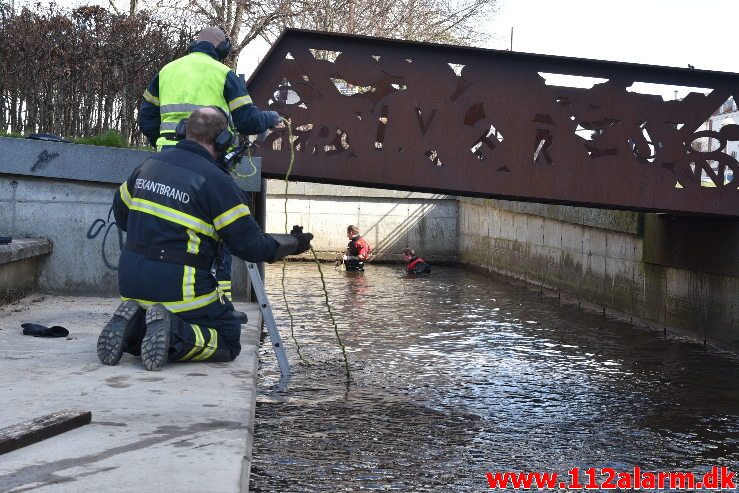 Øvelse i Åen. Dæmningen i Vejle. 16/04-2019. Kl. 9:30.