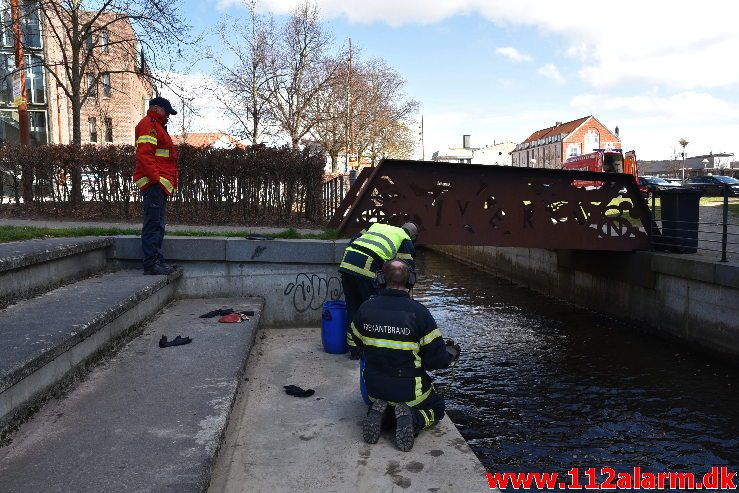 Øvelse i Åen. Dæmningen i Vejle. 16/04-2019. Kl. 9:30.