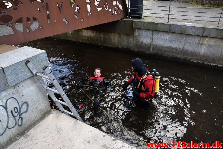 Øvelse i Åen. Dæmningen i Vejle. 16/04-2019. Kl. 9:30.