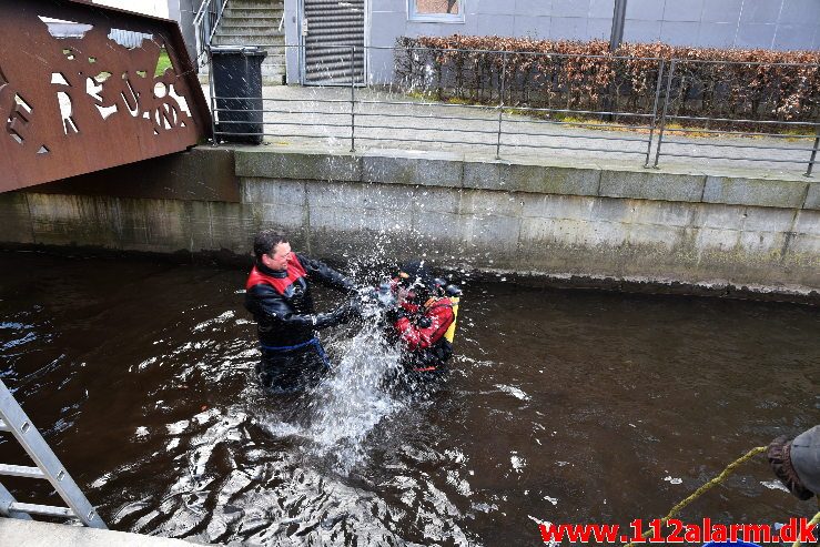 Øvelse i Åen. Dæmningen i Vejle. 16/04-2019. Kl. 9:30.