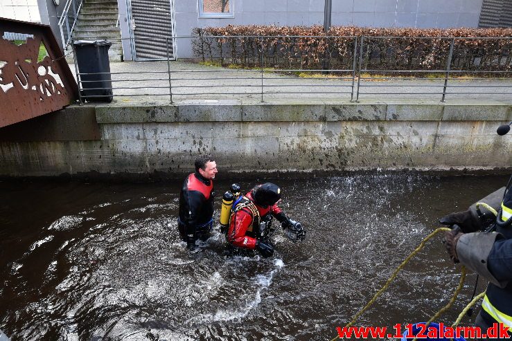 Øvelse i Åen. Dæmningen i Vejle. 16/04-2019. Kl. 9:30.