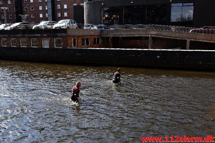 Øvelse i Åen. Dæmningen i Vejle. 16/04-2019. Kl. 9:30.