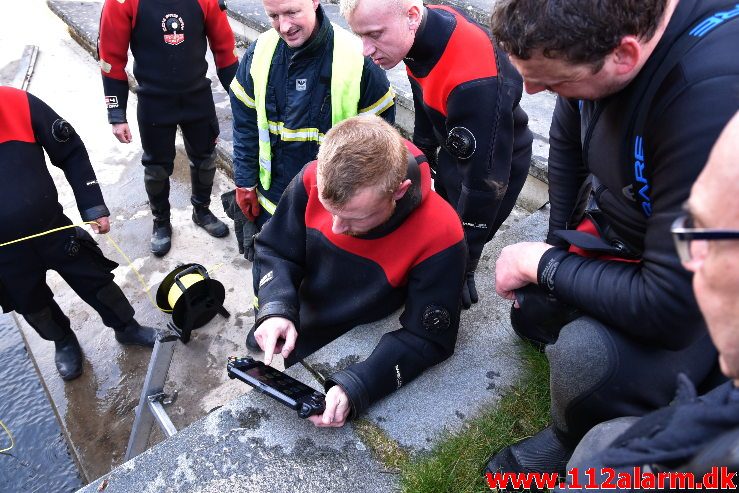 Øvelse i Åen. Dæmningen i Vejle. 16/04-2019. Kl. 9:30.