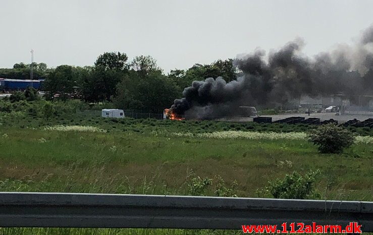 Brand i Personbil og Campingvogn. Energivej i Hedensted. 02/06-2019. KL. 14:46.