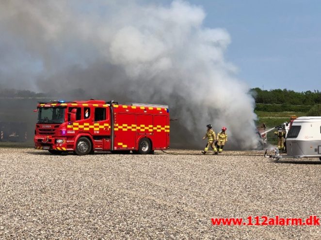 Brand i Personbil og Campingvogn. Energivej i Hedensted. 02/06-2019. KL. 14:46.