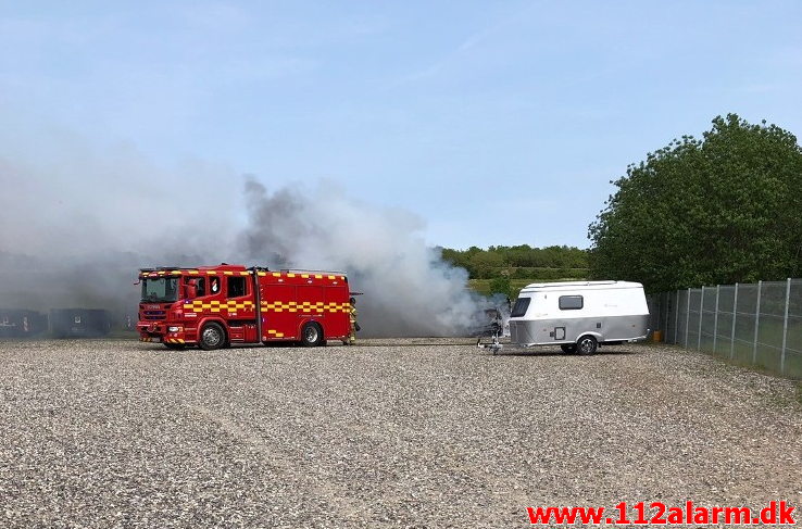 Brand i Personbil og Campingvogn. Energivej i Hedensted. 02/06-2019. KL. 14:46.