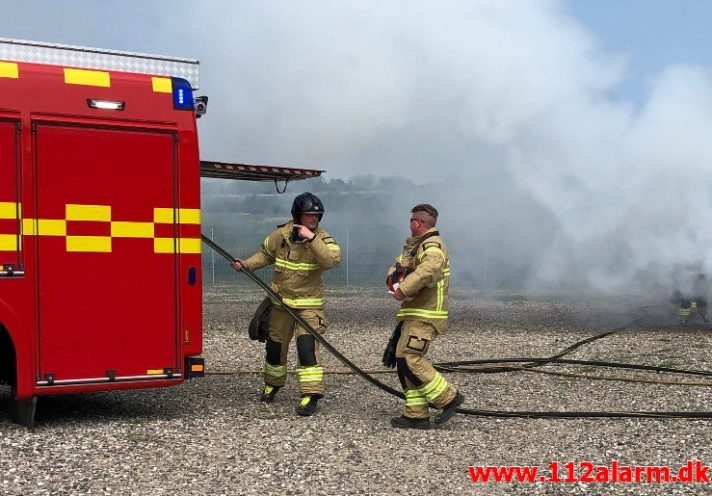 Brand i Personbil og Campingvogn. Energivej i Hedensted. 02/06-2019. KL. 14:46.