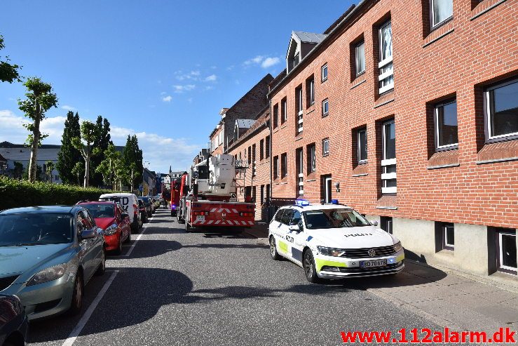 Brand i Etageejendom. Staldgaardsgade 25 i Vejle. 14/06-2019. Kl. 09:01.