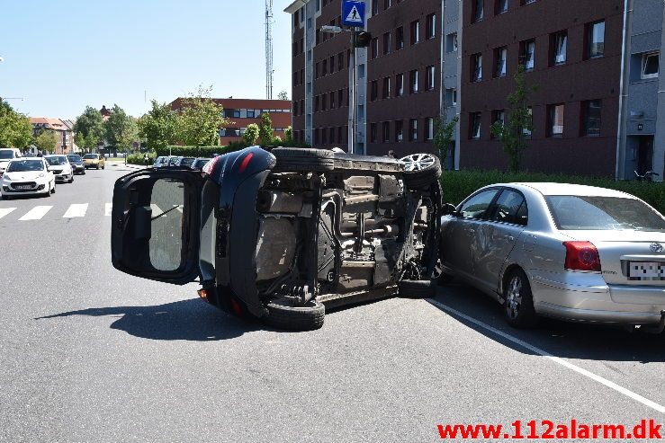 Køreprøven gik helt galt. Skolegade i Vejle. 14/006-2019. Ca. KL. 13:15.