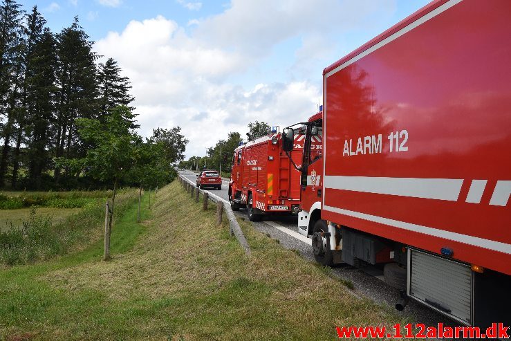 Oliefilm på vand. Toftbovej i Jerlev. 06/07-2019. KL. 18:26.