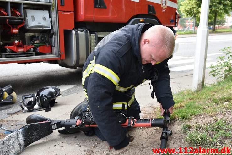 Så er der ”KUN” 99 Stk. el-løbehjul tilbage i Vejle. Østerbrogade i Vejle. 08/07-2019. Kl. 19:24.