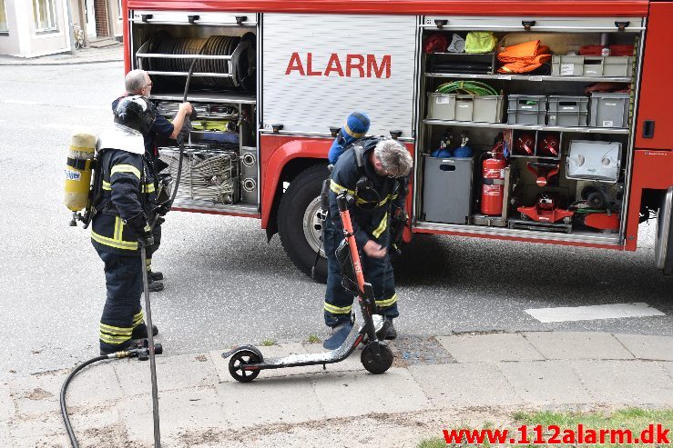 Så er der ”KUN” 99 Stk. el-løbehjul tilbage i Vejle. Østerbrogade i Vejle. 08/07-2019. Kl. 19:24.