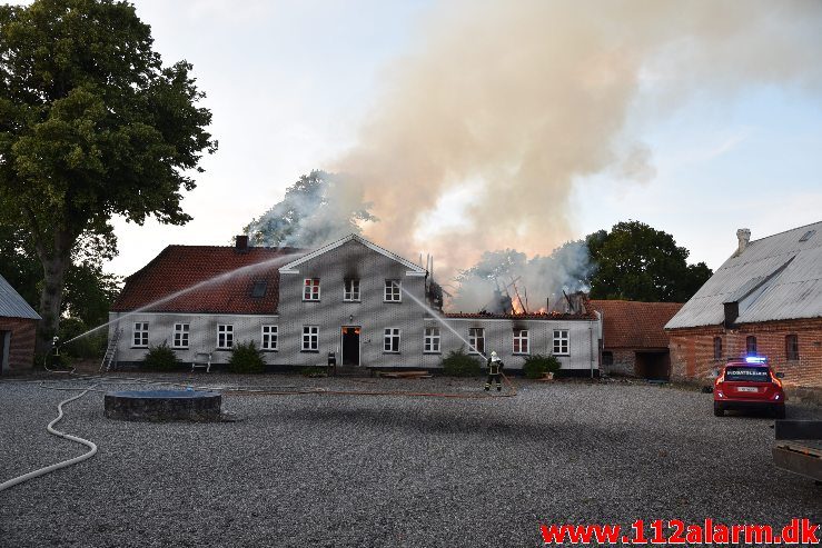 Brand i Villa. Nederbyvej i Skærup. 19/07-2019. Kl. 20:21.