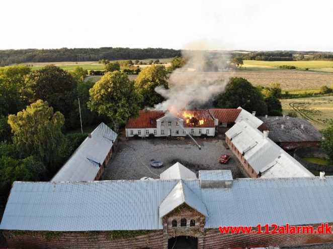 Brand i Villa. Nederbyvej i Skærup. 19/07-2019. Kl. 20:21.