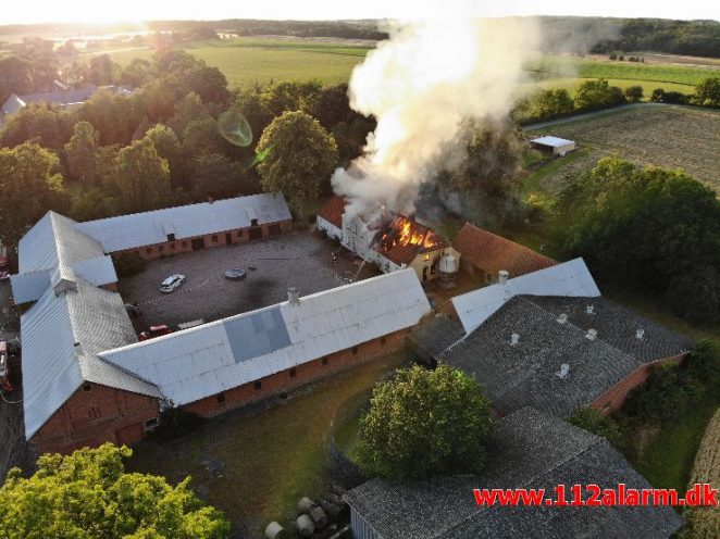 Brand i Villa. Nederbyvej i Skærup. 19/07-2019. Kl. 20:21.