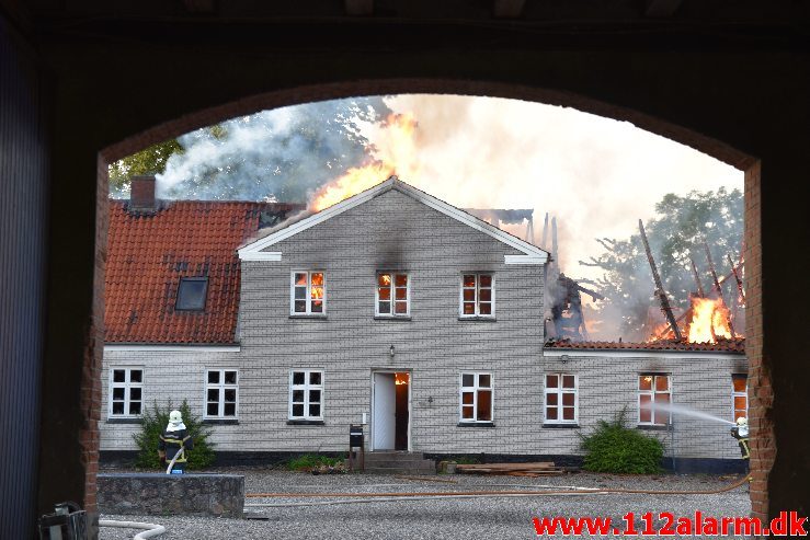 Brand i Villa. Nederbyvej i Skærup. 19/07-2019. Kl. 20:21.