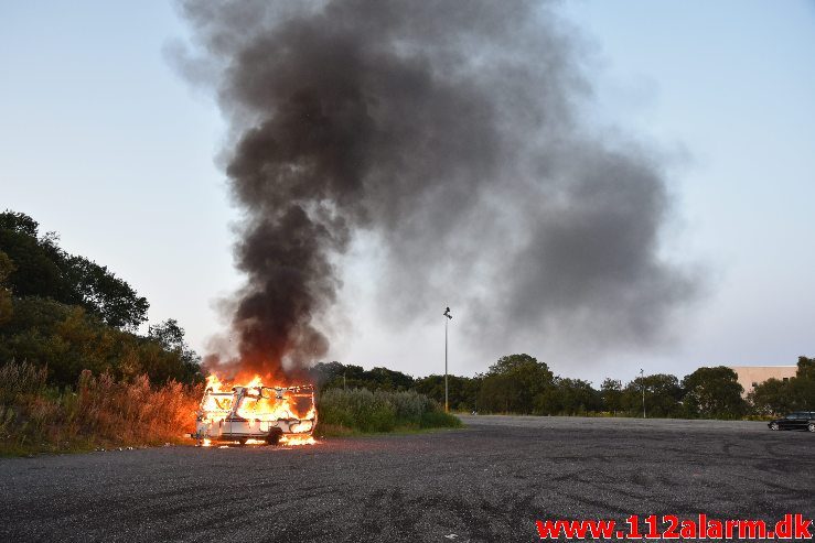 Brand i campingvogn. Vestre Engvej i Vejle. 21/07-2019. Kl. 21:52.