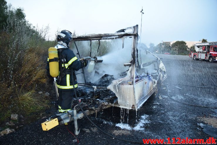 Brand i campingvogn. Vestre Engvej i Vejle. 21/07-2019. Kl. 21:52.