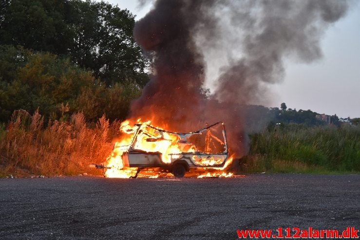 Brand i campingvogn. Vestre Engvej i Vejle. 21/07-2019. Kl. 21:52.