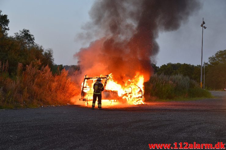 Brand i campingvogn. Vestre Engvej i Vejle. 21/07-2019. Kl. 21:52.