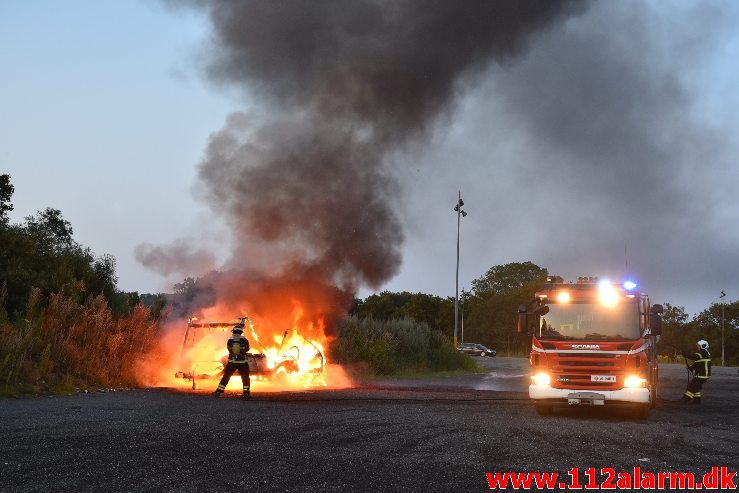 Brand i campingvogn. Vestre Engvej i Vejle. 21/07-2019. Kl. 21:52.