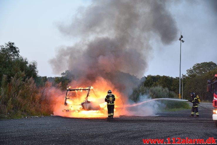 Brand i campingvogn. Vestre Engvej i Vejle. 21/07-2019. Kl. 21:52.