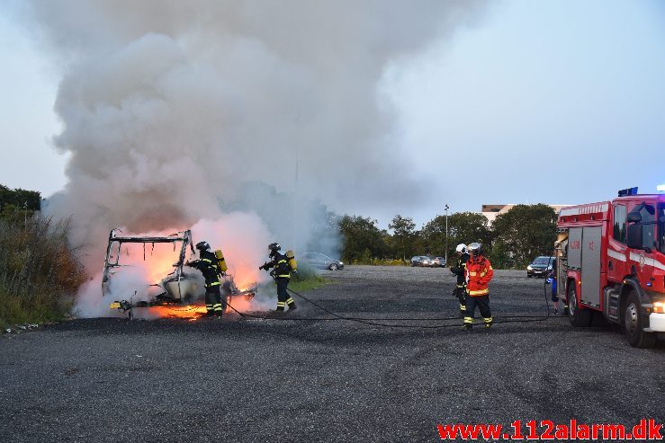 Brand i campingvogn. Vestre Engvej i Vejle. 21/07-2019. Kl. 21:52.