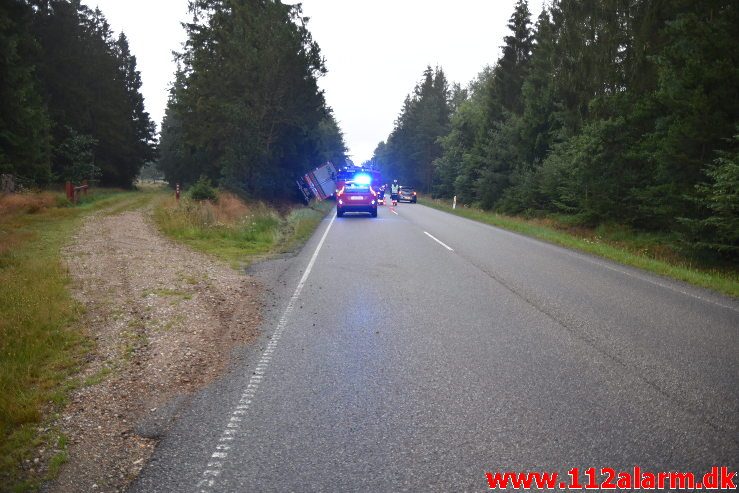 Lastbilen havnede i grøften Bøgvadvej ved Randbøl. 06/08-2019. KL. 05:14.