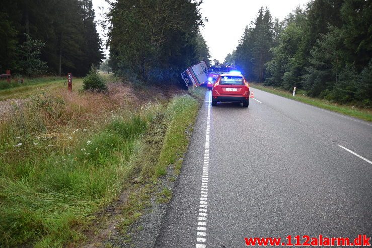 Lastbilen havnede i grøften Bøgvadvej ved Randbøl. 06/08-2019. KL. 05:14.