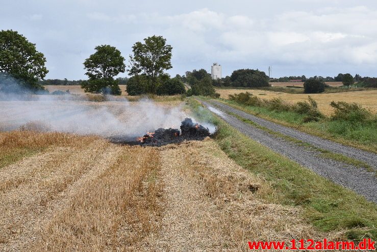 Naturbrand – Halmstak. Høllund Tværvej ved Jerlev. 10/08-2019. Kl. 14:01.