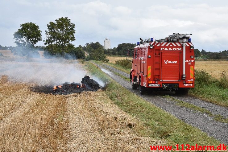 Naturbrand – Halmstak. Høllund Tværvej ved Jerlev. 10/08-2019. Kl. 14:01.