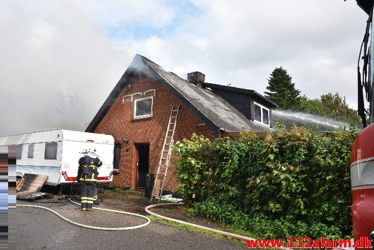 Brand i Villa. Fiskebækvej i Pjedsted. 17/08-2019. Kl. 15:51.