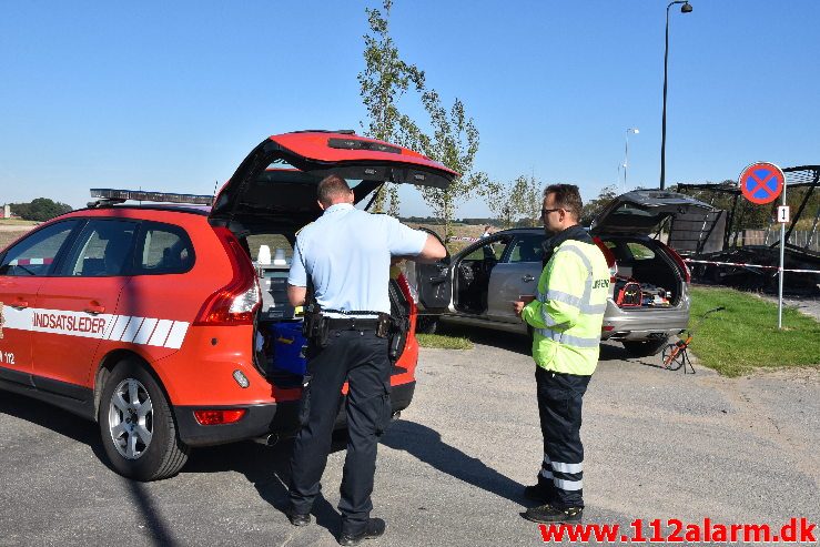 Personbil kørte ind under en sættevogn. Sysselvej i Vejle. 22/09-2019. Kl. 12:04.