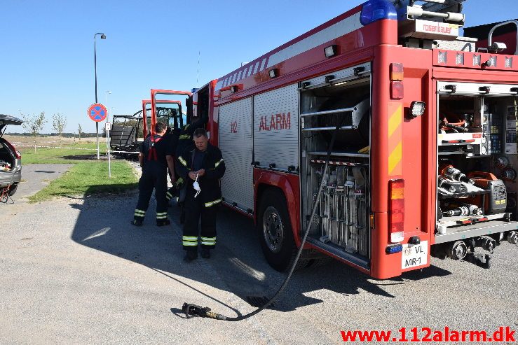 Personbil kørte ind under en sættevogn. Sysselvej i Vejle. 22/09-2019. Kl. 12:04.