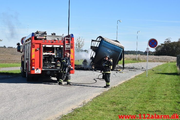 Personbil kørte ind under en sættevogn. Sysselvej i Vejle. 22/09-2019. Kl. 12:04.